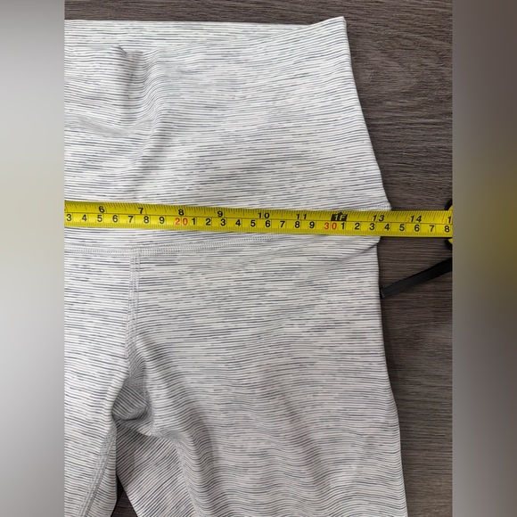 Lululemon leggings Size 2 like new condition - Picture 8 of 9